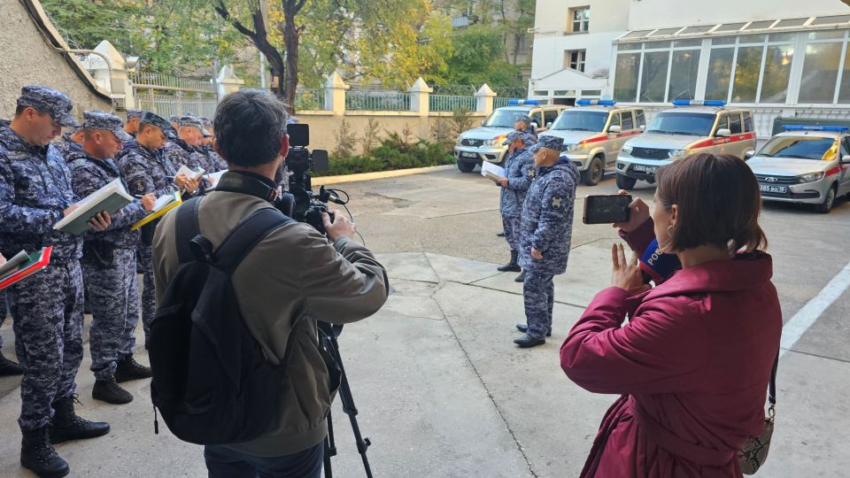 Журналистам телеканала «Вести. Севастополь» рассказали о служебных буднях сотрудников вневедомственной охраны Росгвардии Журналистам телеканала «Вести. Севастополь» рассказали о служебных буднях сотрудников вневедомственной охраны Росгвардии