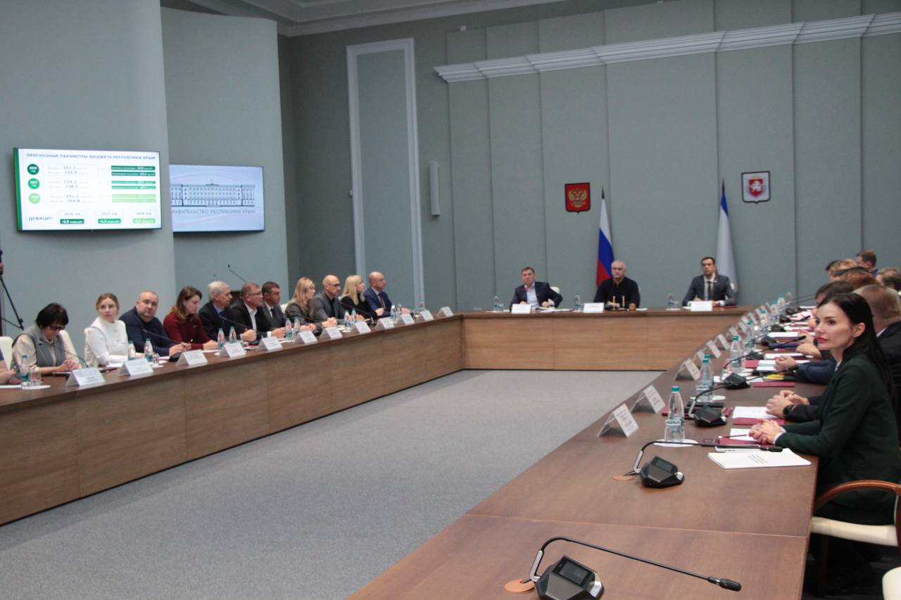 Совет министров Крыма рассмотрел проект бюджета на ближайшие три года Совет министров Крыма рассмотрел проект бюджета на ближайшие три года