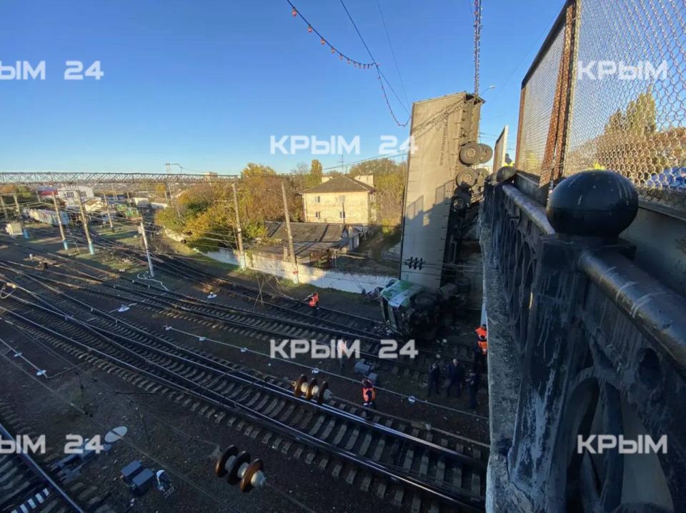Фуру, рухнувшую с моста на ЖД пути в Симферополе, начнут убирать вечером Фуру, рухнувшую с моста на ЖД пути в Симферополе, начнут убирать вечером