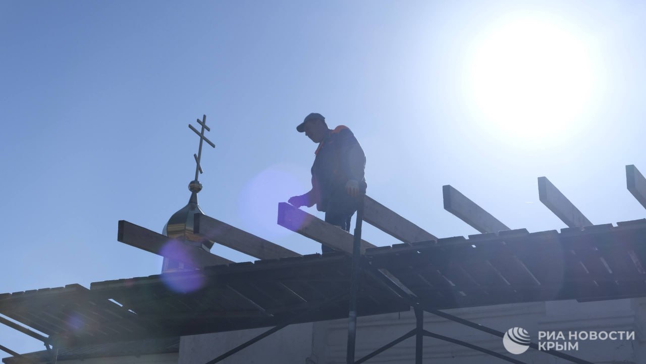 Все своими силами: в Керчи прихожане ремонтируют кровлю храма Дмитрия Донского Все своими силами: в Керчи прихожане ремонтируют кровлю храма Дмитрия Донского