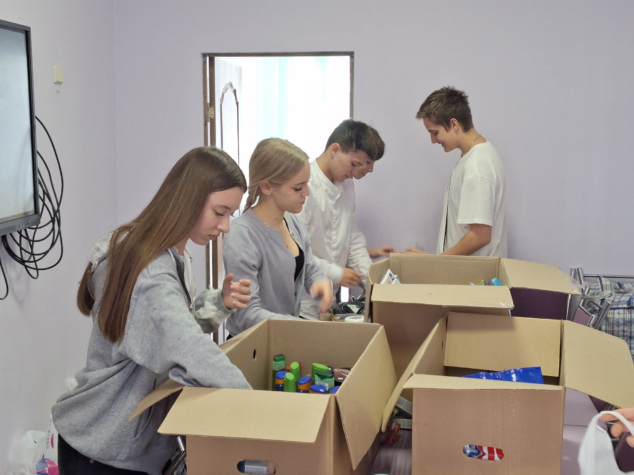 Учителя, учащиеся и их родители МБОУ СОШДС «Лингвист» присоединились к сбору гуманитарной помощи для раненых бойцов Учителя, учащиеся и их родители МБОУ СОШДС «Лингвист» присоединились к сбору гуманитарной помощи для раненых бойцов