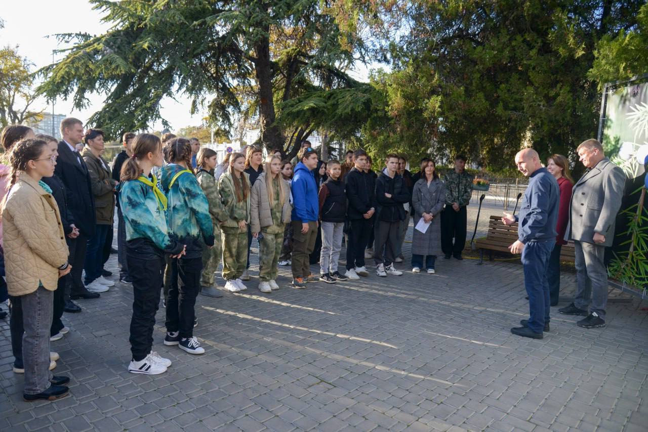 Александр Юрьев: Сегодня вместе с министром экологии и природных ресурсов РК Ольгой Шевцовой и ребятами из школьных лесничеств Республики Крым высадили 42 можжевельника казацкого на ул. Дувановской и ул. Бартенева Александр Юрьев: Сегодня вместе с министром экологии и природных ресурсов РК Ольгой Шевцовой и ребятами из школьных лесничеств Республики Крым высадили 42 можжевельника казацкого на ул. Дувановской и ул. Бартенева