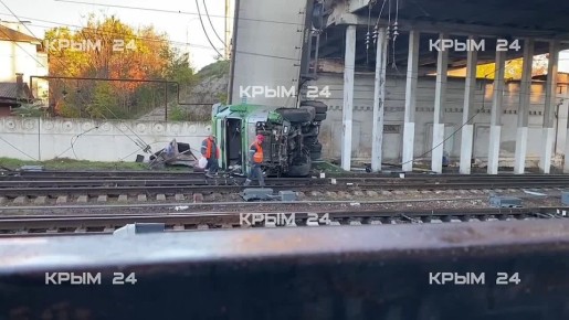 Стоит, как столб. Показываем фуру, рухнувшую с моста в Симферополе