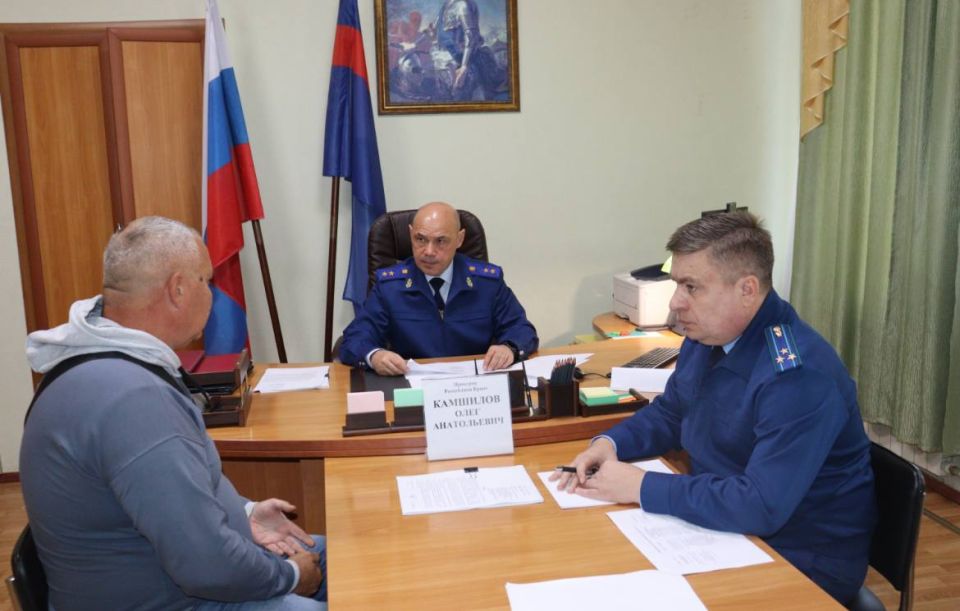 Вчера, 29 октября 2025 года, прокурор Крыма Олег Камшилов в ходе рабочего выезда в город Феодосию провел прием местных жителей Вчера, 29 октября 2025 года, прокурор Крыма Олег Камшилов в ходе рабочего выезда в город Феодосию провел прием местных жителей