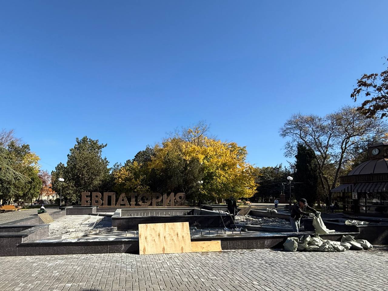 Александр Юрьев: Специалисты завершили консервацию городских фонтанов на зимний период