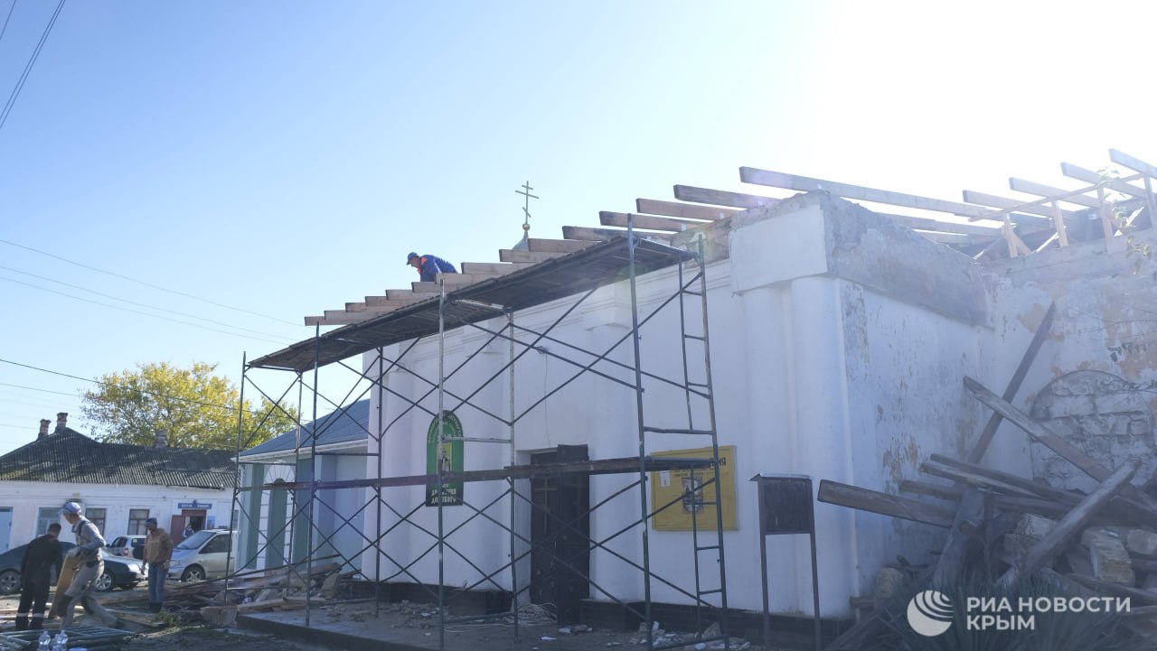 Все своими силами: в Керчи прихожане ремонтируют кровлю храма Дмитрия Донского Все своими силами: в Керчи прихожане ремонтируют кровлю храма Дмитрия Донского