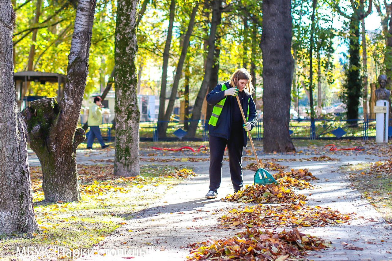 Школьники помогают поддерживать чистоту зелёных зон Симферополя Школьники помогают поддерживать чистоту зелёных зон Симферополя