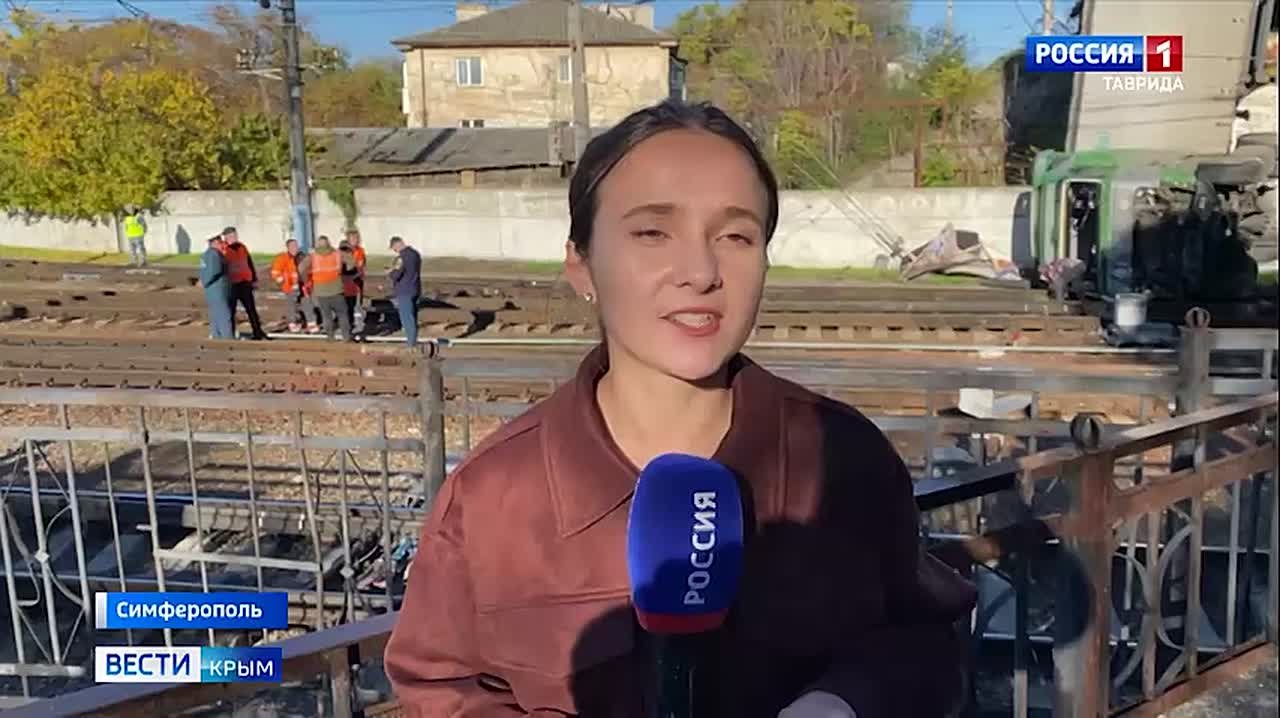 Фуру, которая накануне ночью сорвалась на ж/д пути с моста в Симферополе, готовят к транспортировке