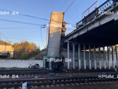 Один из способов убрать фуру с железнодорожных путей - разрезать на части и демонтировать