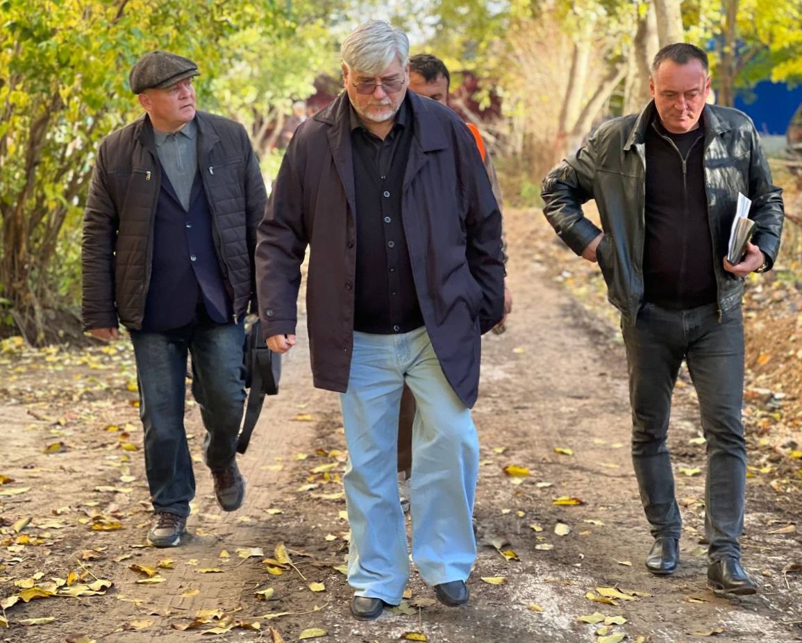 «На сегодняшний день рабочие завершили демонтаж старого бордюрного камня и приступили к установке нового. Следующий этап – благоустройство территорий, асфальтирование пешеходных зон и дорожного полотна», – Игорь Ивин «На сегодняшний день рабочие завершили демонтаж старого бордюрного камня и приступили к установке нового. Следующий этап – благоустройство территорий, асфальтирование пешеходных зон и дорожного полотна», – Игорь Ивин