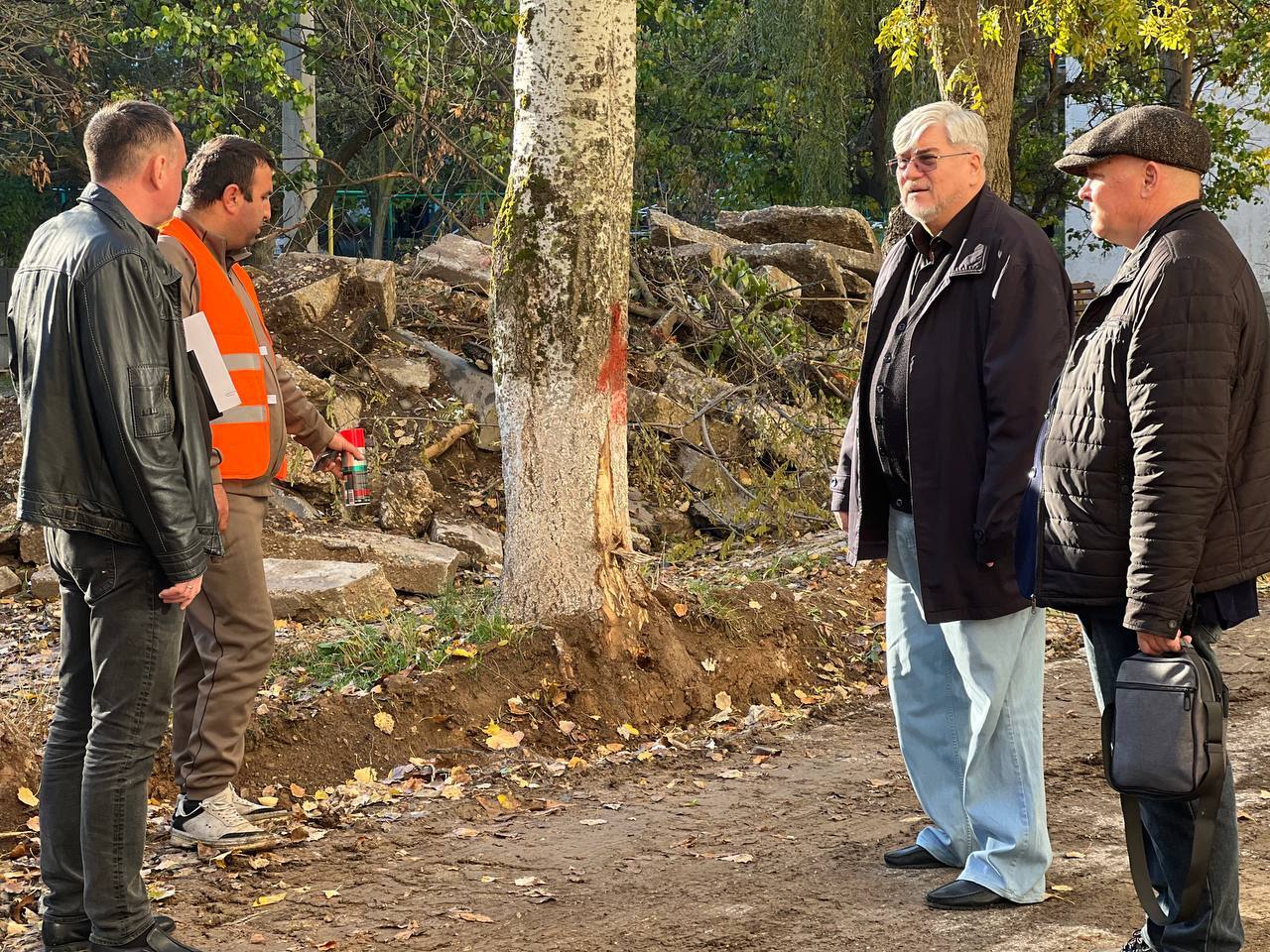 «На сегодняшний день рабочие завершили демонтаж старого бордюрного камня и приступили к установке нового. Следующий этап – благоустройство территорий, асфальтирование пешеходных зон и дорожного полотна», – Игорь Ивин «На сегодняшний день рабочие завершили демонтаж старого бордюрного камня и приступили к установке нового. Следующий этап – благоустройство территорий, асфальтирование пешеходных зон и дорожного полотна», – Игорь Ивин