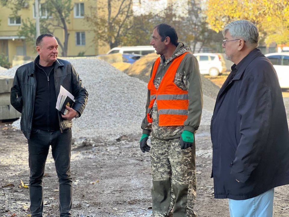 «На сегодняшний день рабочие завершили демонтаж старого бордюрного камня и приступили к установке нового. Следующий этап – благоустройство территорий, асфальтирование пешеходных зон и дорожного полотна», – Игорь Ивин «На сегодняшний день рабочие завершили демонтаж старого бордюрного камня и приступили к установке нового. Следующий этап – благоустройство территорий, асфальтирование пешеходных зон и дорожного полотна», – Игорь Ивин