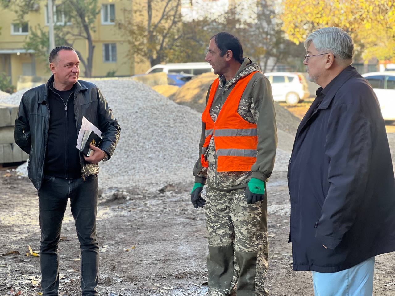 «На сегодняшний день рабочие завершили демонтаж старого бордюрного камня и приступили к установке нового. Следующий этап – благоустройство территорий, асфальтирование пешеходных зон и дорожного полотна», – Игорь Ивин «На сегодняшний день рабочие завершили демонтаж старого бордюрного камня и приступили к установке нового. Следующий этап – благоустройство территорий, асфальтирование пешеходных зон и дорожного полотна», – Игорь Ивин