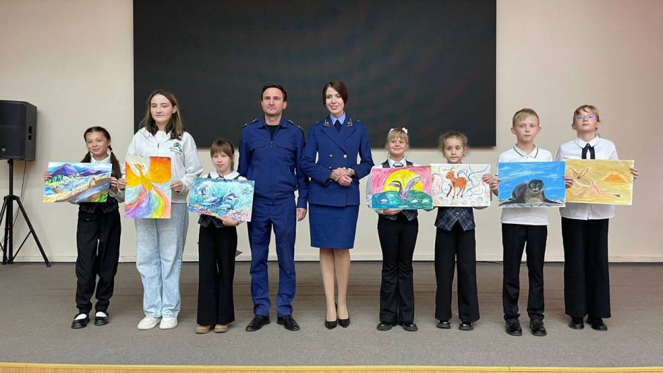 Работники природоохранной прокуратуры наградили победителей конкурса рисунков на тему «Сохраним животных Крыма»