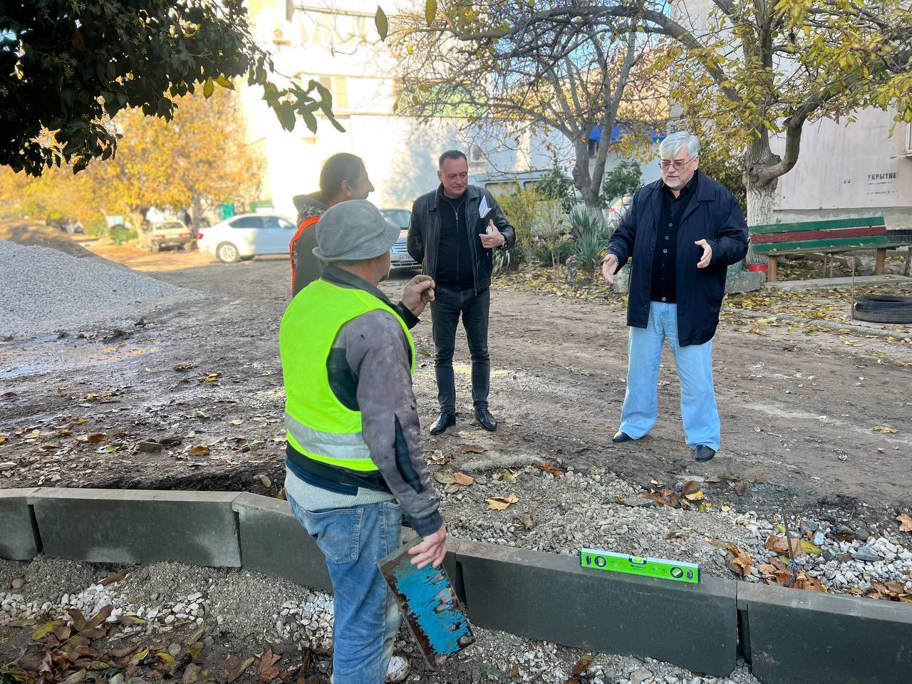 «На сегодняшний день рабочие завершили демонтаж старого бордюрного камня и приступили к установке нового. Следующий этап – благоустройство территорий, асфальтирование пешеходных зон и дорожного полотна», – Игорь Ивин «На сегодняшний день рабочие завершили демонтаж старого бордюрного камня и приступили к установке нового. Следующий этап – благоустройство территорий, асфальтирование пешеходных зон и дорожного полотна», – Игорь Ивин