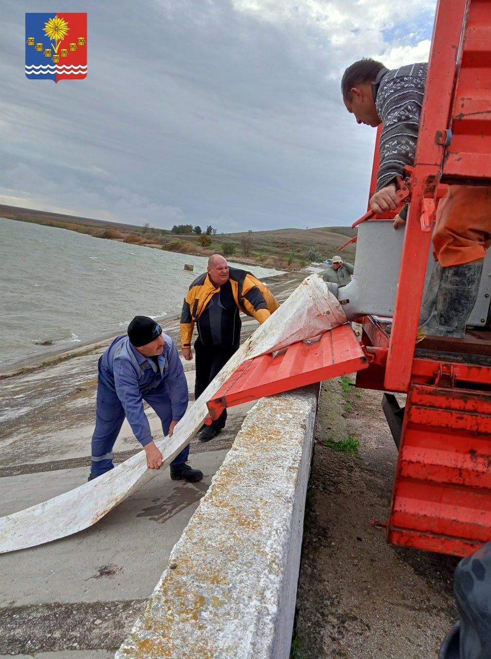 В Ленинском районе выпущены десятки тысяч мальков белого толстолобика