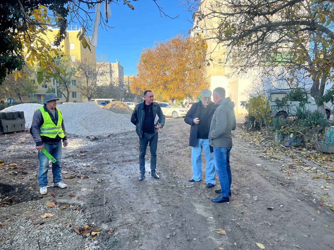 «На сегодняшний день рабочие завершили демонтаж старого бордюрного камня и приступили к установке нового. Следующий этап – благоустройство территорий, асфальтирование пешеходных зон и дорожного полотна», – Игорь Ивин «На сегодняшний день рабочие завершили демонтаж старого бордюрного камня и приступили к установке нового. Следующий этап – благоустройство территорий, асфальтирование пешеходных зон и дорожного полотна», – Игорь Ивин