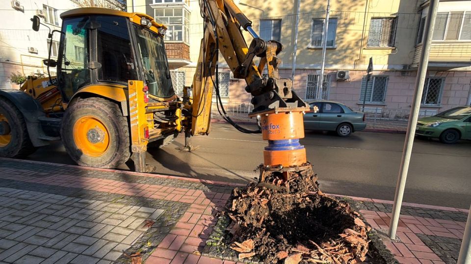 В Керчи продолжают применять установку для удаления пней, оставленных после сноса аварийных деревьев В Керчи продолжают применять установку для удаления пней, оставленных после сноса аварийных деревьев