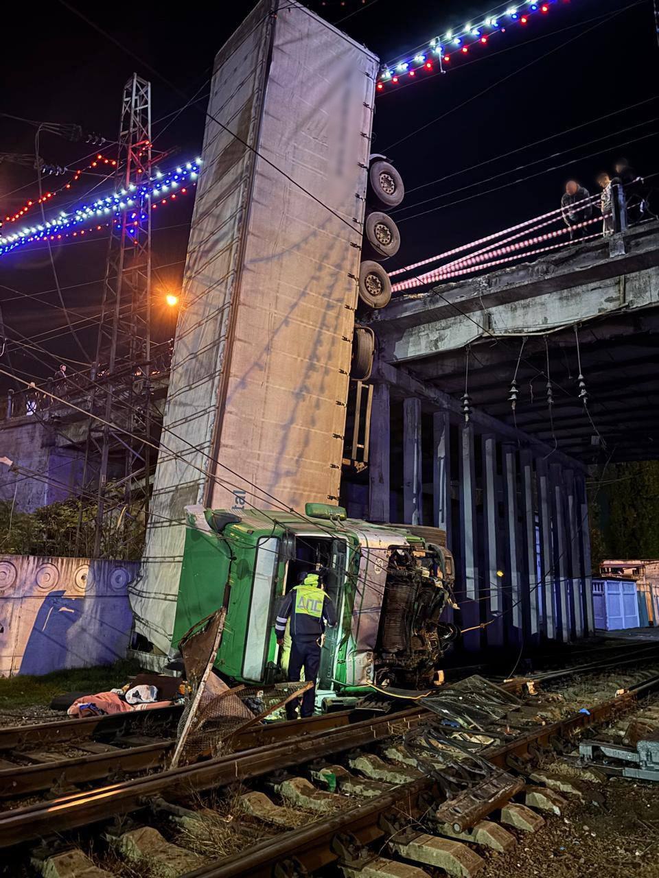 Три административных материала составили в отношении водителя фуры, которая упала на ж\д пути в Симферополе