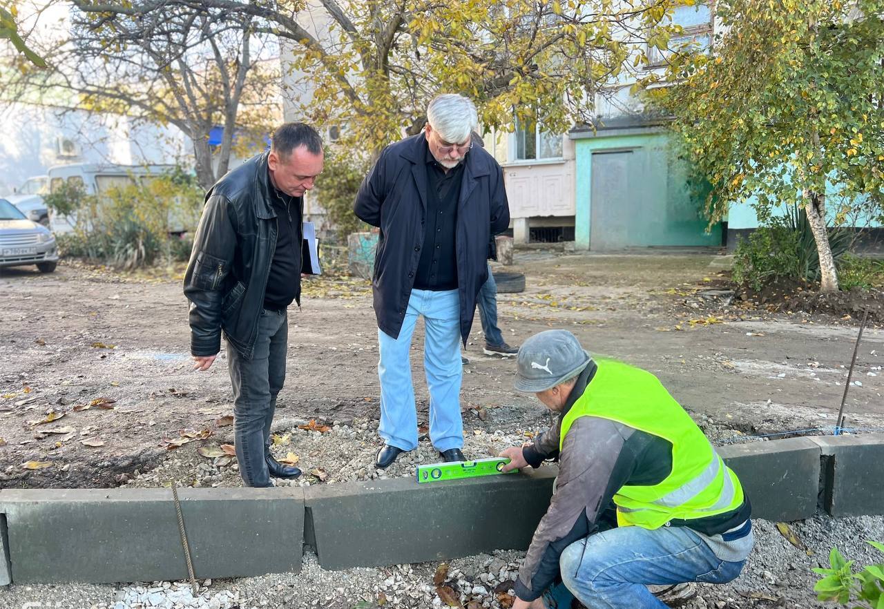 «На сегодняшний день рабочие завершили демонтаж старого бордюрного камня и приступили к установке нового. Следующий этап – благоустройство территорий, асфальтирование пешеходных зон и дорожного полотна», – Игорь Ивин «На сегодняшний день рабочие завершили демонтаж старого бордюрного камня и приступили к установке нового. Следующий этап – благоустройство территорий, асфальтирование пешеходных зон и дорожного полотна», – Игорь Ивин