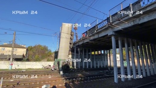 На мосту возле железнодорожного вокзала Симферополя убирают подсветку