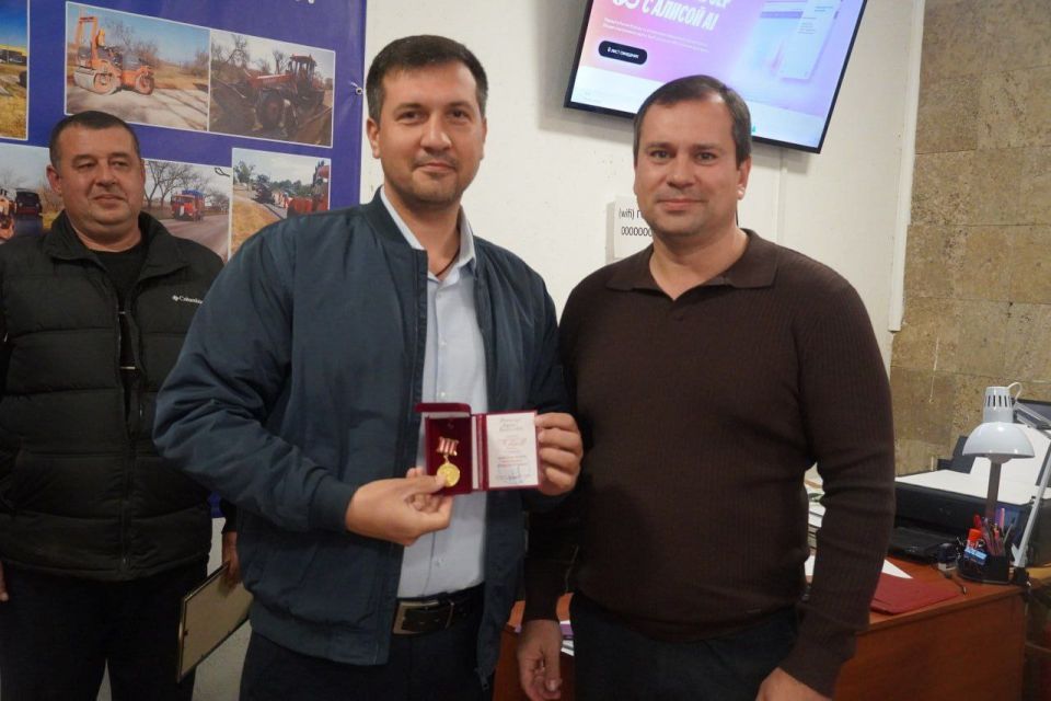 Глава администрации Керчи Олег Каторгин посетил Керченский филиал предприятия «Крымавтодор», чтобы лично оценить готовность городского дорожного комплекса к предстоящему зимнему сезону Глава администрации Керчи Олег Каторгин посетил Керченский филиал предприятия «Крымавтодор», чтобы лично оценить готовность городского дорожного комплекса к предстоящему зимнему сезону