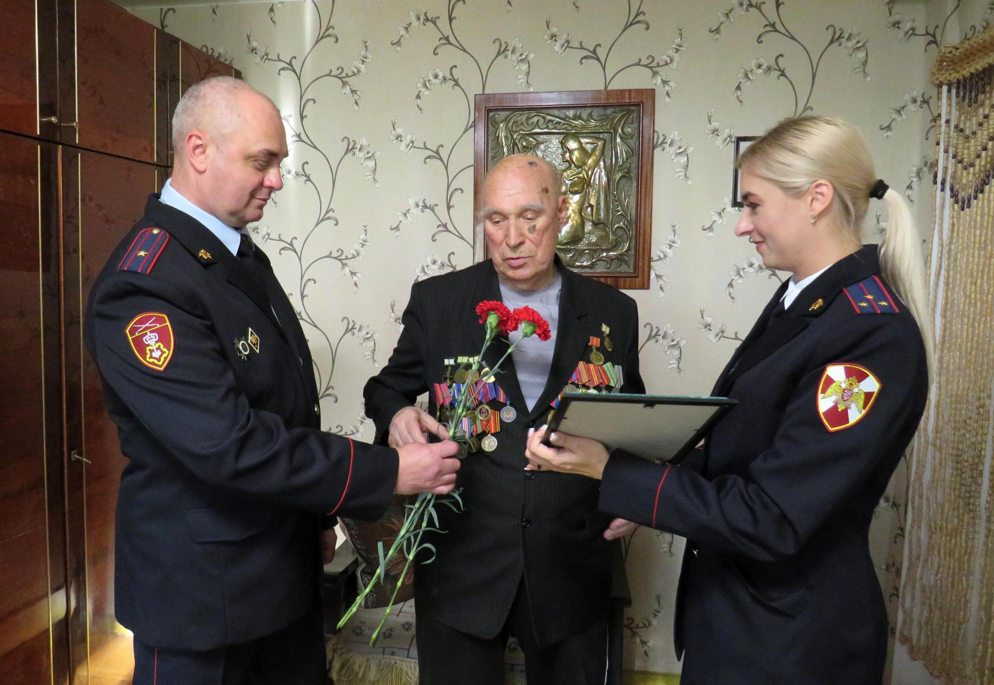 В честь Дня образования вневедомственной охраны росгвардейцы поздравили ветерана службы в Крыму