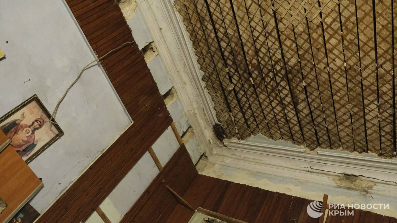 Все своими силами: в Керчи прихожане ремонтируют кровлю храма Дмитрия Донского