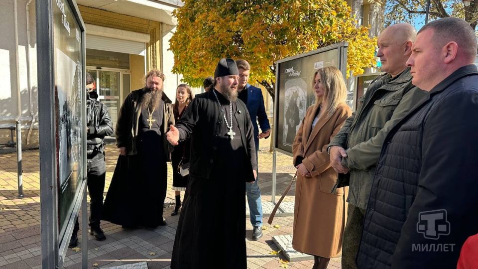 В Симферополе в преддверии Дня народного единства открыли фотовыставку «С верой в Победу!» В Симферополе в преддверии Дня народного единства открыли фотовыставку «С верой в Победу!»