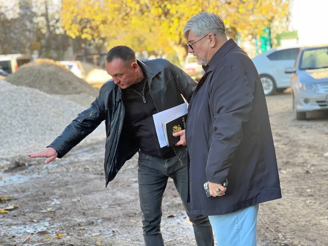 «На сегодняшний день рабочие завершили демонтаж старого бордюрного камня и приступили к установке нового. Следующий этап – благоустройство территорий, асфальтирование пешеходных зон и дорожного полотна», – Игорь Ивин