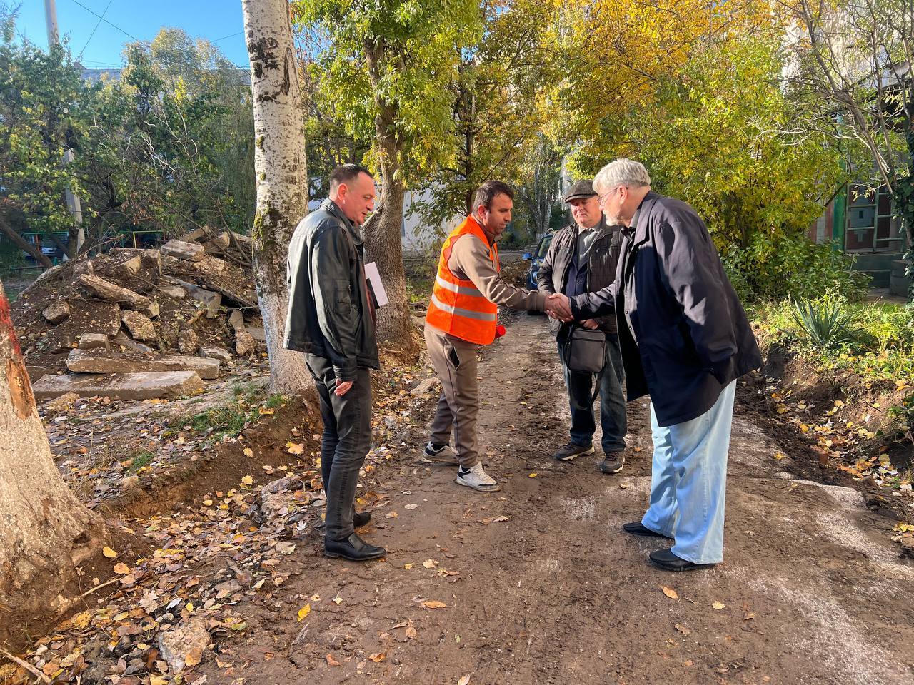 «На сегодняшний день рабочие завершили демонтаж старого бордюрного камня и приступили к установке нового. Следующий этап – благоустройство территорий, асфальтирование пешеходных зон и дорожного полотна», – Игорь Ивин «На сегодняшний день рабочие завершили демонтаж старого бордюрного камня и приступили к установке нового. Следующий этап – благоустройство территорий, асфальтирование пешеходных зон и дорожного полотна», – Игорь Ивин