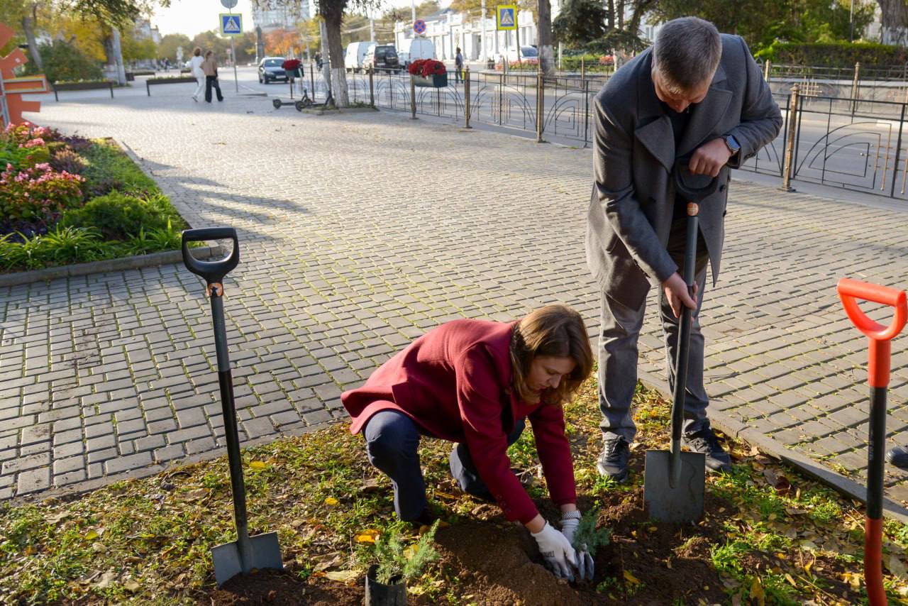 Александр Юрьев: Сегодня вместе с министром экологии и природных ресурсов РК Ольгой Шевцовой и ребятами из школьных лесничеств Республики Крым высадили 42 можжевельника казацкого на ул. Дувановской и ул. Бартенева Александр Юрьев: Сегодня вместе с министром экологии и природных ресурсов РК Ольгой Шевцовой и ребятами из школьных лесничеств Республики Крым высадили 42 можжевельника казацкого на ул. Дувановской и ул. Бартенева