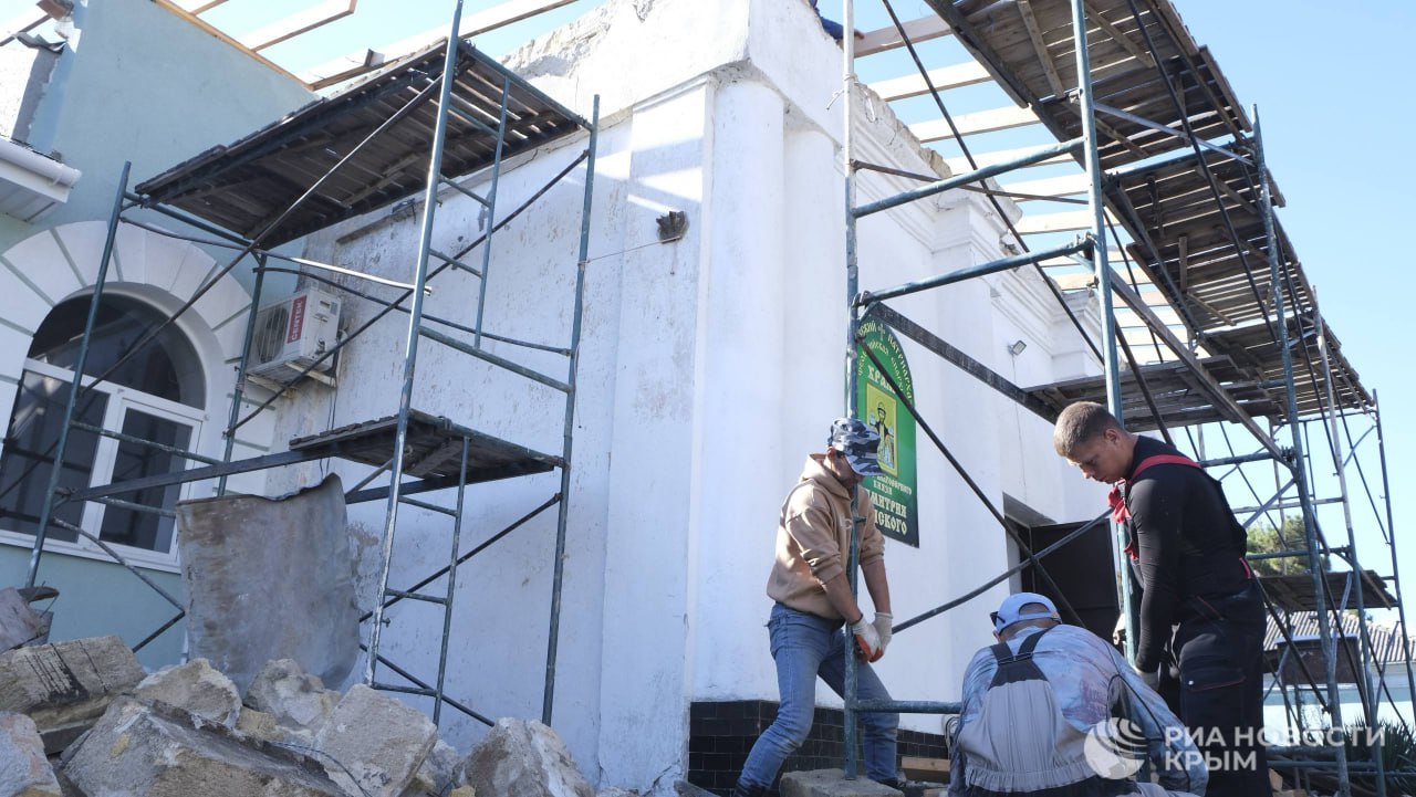 Все своими силами: в Керчи прихожане ремонтируют кровлю храма Дмитрия Донского Все своими силами: в Керчи прихожане ремонтируют кровлю храма Дмитрия Донского