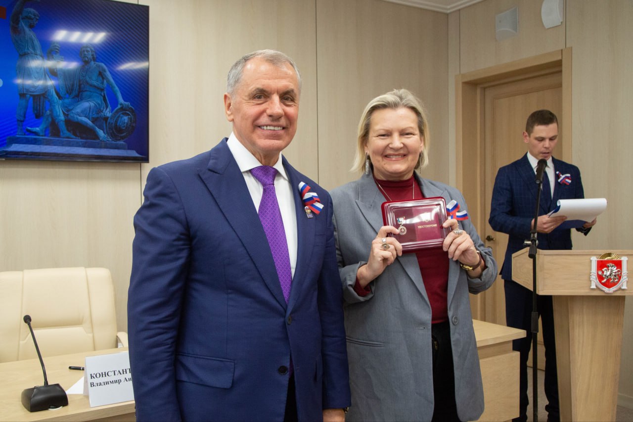 Крымчанам вручили награды в канун Дня народного единства Крымчанам вручили награды в канун Дня народного единства