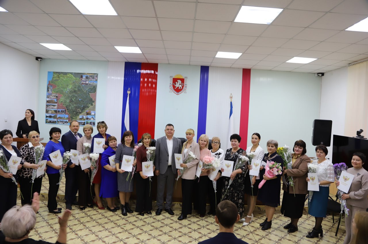 В большом зале администрации Бахчисарайского района состоялось торжественное собрание, посвящённое Дню народного единства В большом зале администрации Бахчисарайского района состоялось торжественное собрание, посвящённое Дню народного единства