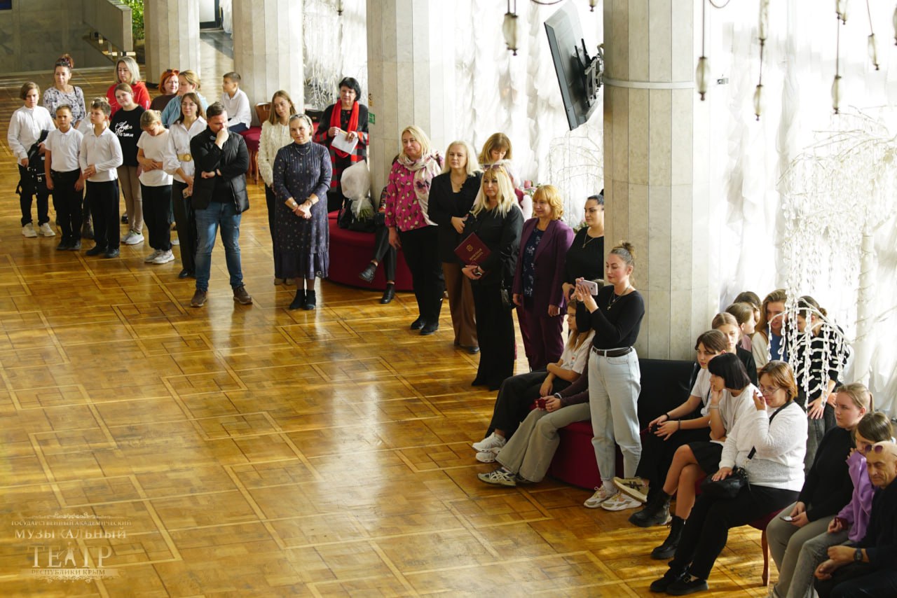 В преддверии Дня народного единства в Крымском музыкальном открылась выставка «В единстве — сила!» В преддверии Дня народного единства в Крымском музыкальном открылась выставка «В единстве — сила!»