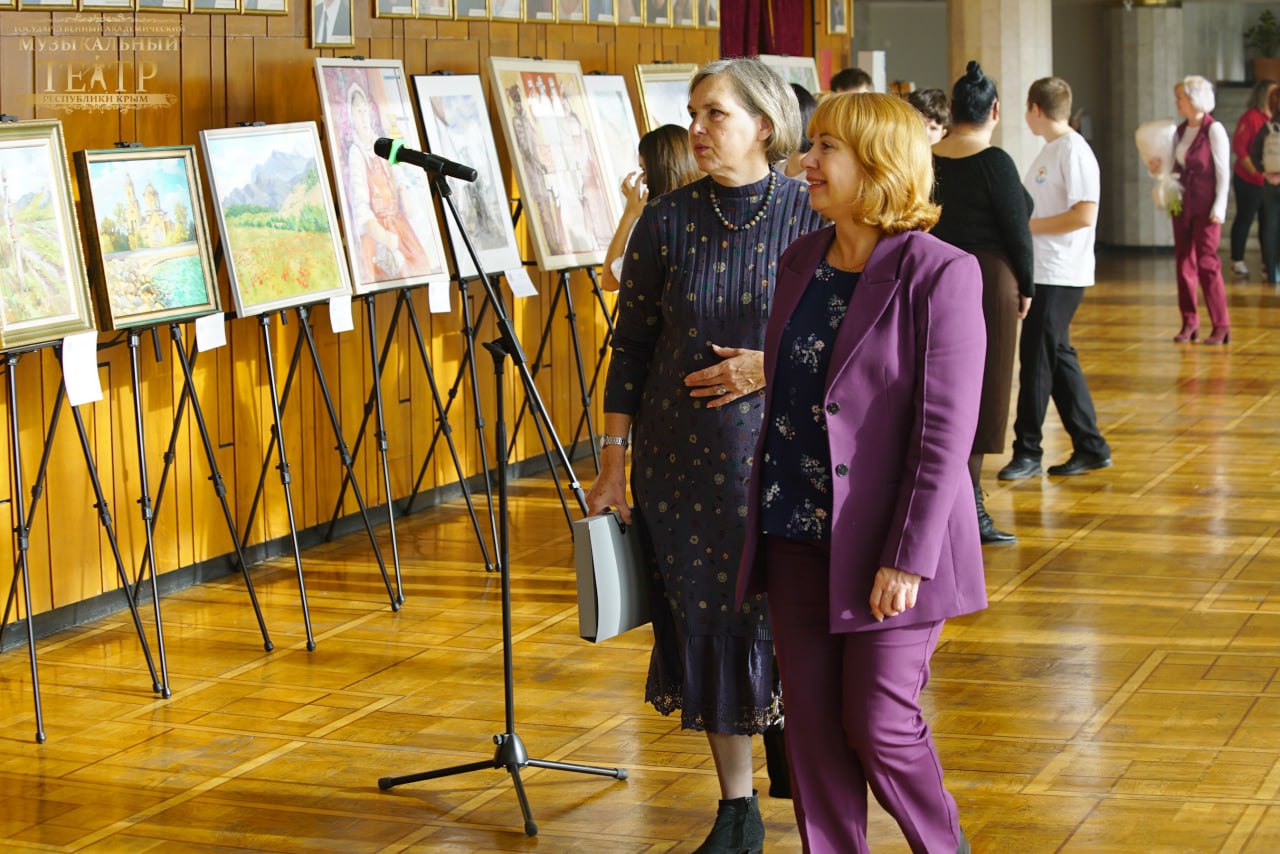 В преддверии Дня народного единства в Крымском музыкальном открылась выставка «В единстве — сила!» В преддверии Дня народного единства в Крымском музыкальном открылась выставка «В единстве — сила!»