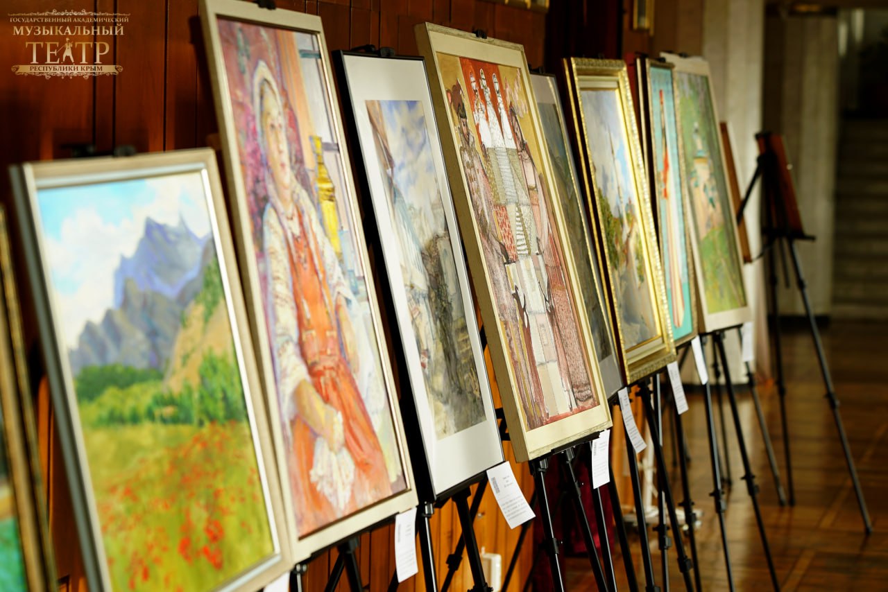 В преддверии Дня народного единства в Крымском музыкальном открылась выставка «В единстве — сила!» В преддверии Дня народного единства в Крымском музыкальном открылась выставка «В единстве — сила!»