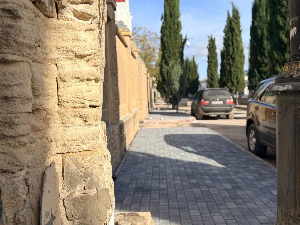 В центре Керчи ремонтируют пешеходные зоны