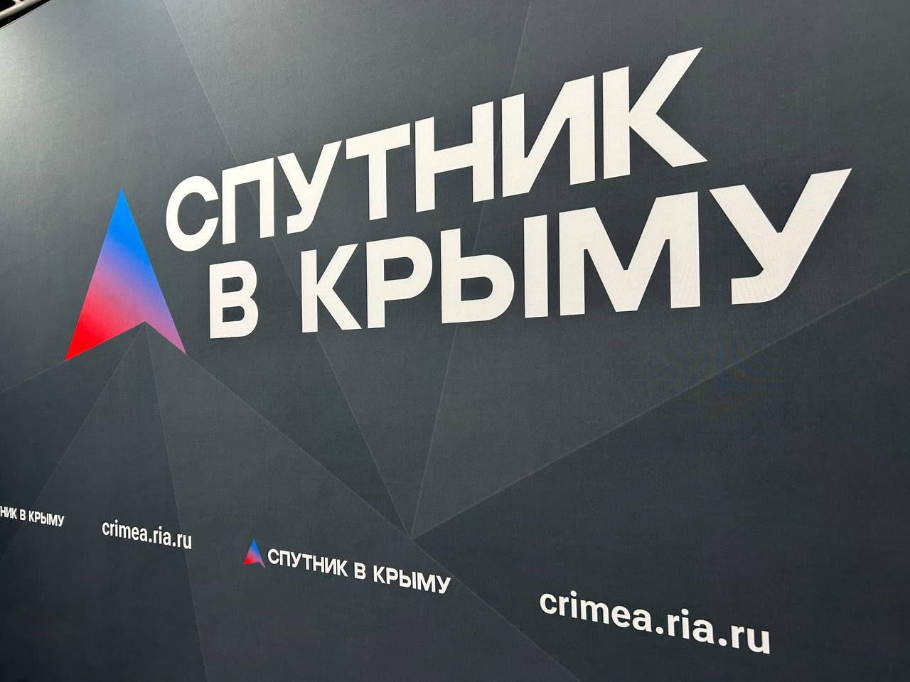 Ждем вас в эфире!. Начало в 7:00! Сегодня в эфире радио "Спутник в Крыму" обсудим главные темы дня: актуальные новости и комментарии, а также поддержка бойцов СВО как праздник Хэллоуин влияет на человека проектирование и...