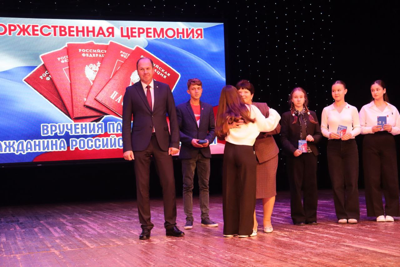 «Мы — граждане России». В рамках торжественного мероприятия ко Дню народного единства глава администрации Сакского района Владислав Хаджиев с заместителем председателя Сакского районного совета Надеждой Блохиной... «Мы — граждане России». В рамках торжественного мероприятия ко Дню народного единства глава администрации Сакского района Владислав Хаджиев с заместителем председателя Сакского районного совета Надеждой Блохиной...