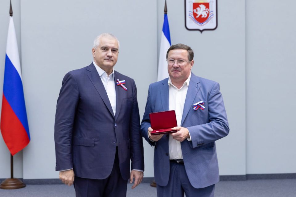 Сергей Аксёнов: В преддверии Дня народного единства традиционно отмечаем наградами работников различных отраслей и вручаем первые паспорта гражданина Российской Федерации 14-летним жителям Республики Крым