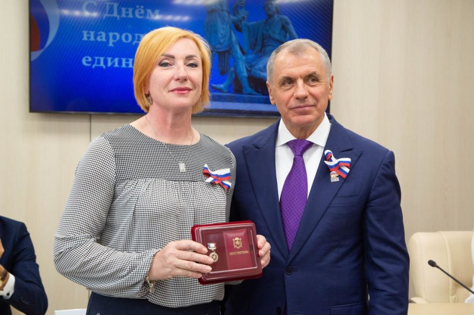 Крымчанам вручили награды в канун Дня народного единства Крымчанам вручили награды в канун Дня народного единства
