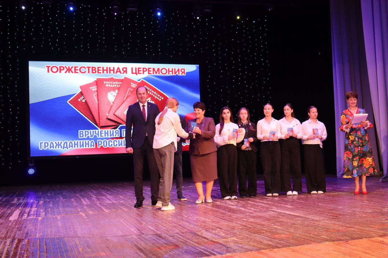 «Мы — граждане России». В рамках торжественного мероприятия ко Дню народного единства глава администрации Сакского района Владислав Хаджиев с заместителем председателя Сакского районного совета Надеждой Блохиной... «Мы — граждане России». В рамках торжественного мероприятия ко Дню народного единства глава администрации Сакского района Владислав Хаджиев с заместителем председателя Сакского районного совета Надеждой Блохиной...