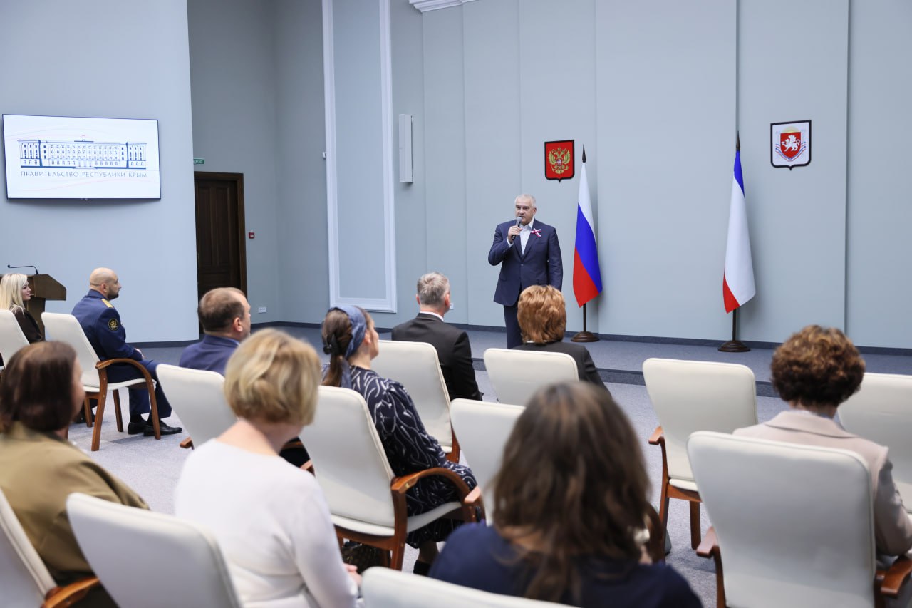 Сергей Аксёнов: В преддверии Дня народного единства традиционно отмечаем наградами работников различных отраслей и вручаем первые паспорта гражданина Российской Федерации 14-летним жителям Республики Крым Сергей Аксёнов: В преддверии Дня народного единства традиционно отмечаем наградами работников различных отраслей и вручаем первые паспорта гражданина Российской Федерации 14-летним жителям Республики Крым