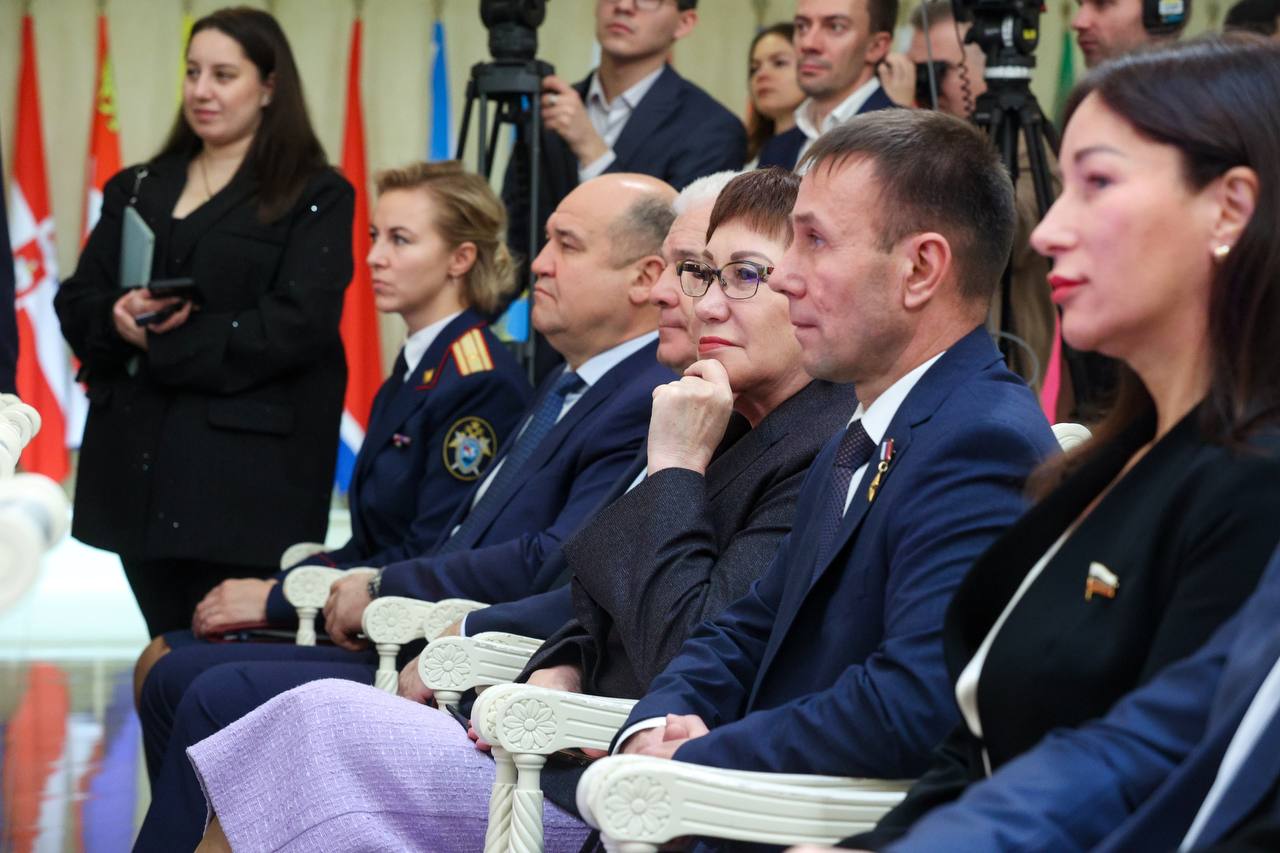 Юрий Нимченко: Сегодня в рамках Всероссийского гражданско-патриотического проекта "Дети-герои" в Совете Федерации состоялась торжественная церемония награждения и чествования детей и подростков, совершивших героические... Юрий Нимченко: Сегодня в рамках Всероссийского гражданско-патриотического проекта "Дети-герои" в Совете Федерации состоялась торжественная церемония награждения и чествования детей и подростков, совершивших героические...