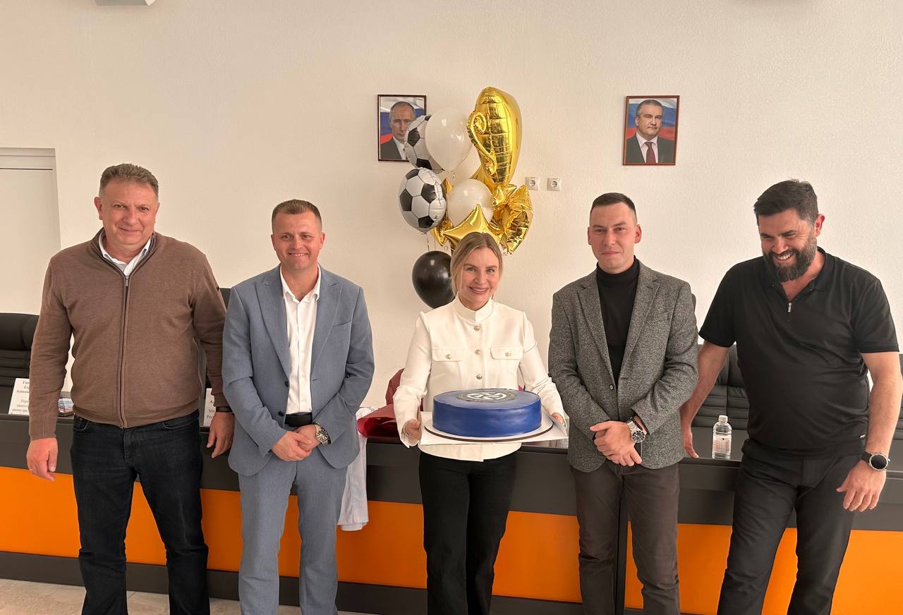 Ольга Торубарова: Вот такой прекрасный торт своим воспитанникам подарил Куртсеитов Сейт-Осман Сейт-Асанович - президент Региональной общественной организации «Федерация микрофутзала Республики Крым» вместе с тренерами в...