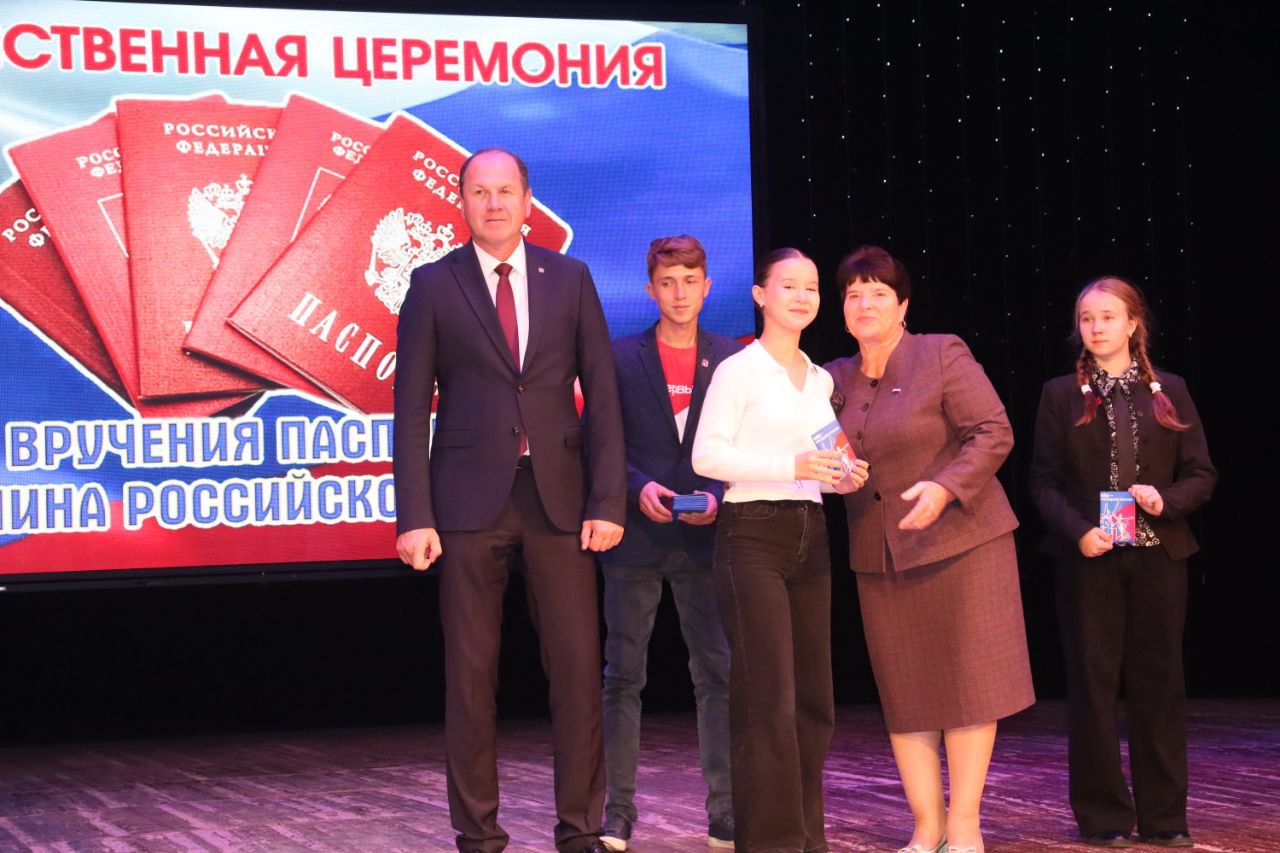 «Мы — граждане России». В рамках торжественного мероприятия ко Дню народного единства глава администрации Сакского района Владислав Хаджиев с заместителем председателя Сакского районного совета Надеждой Блохиной... «Мы — граждане России». В рамках торжественного мероприятия ко Дню народного единства глава администрации Сакского района Владислав Хаджиев с заместителем председателя Сакского районного совета Надеждой Блохиной...