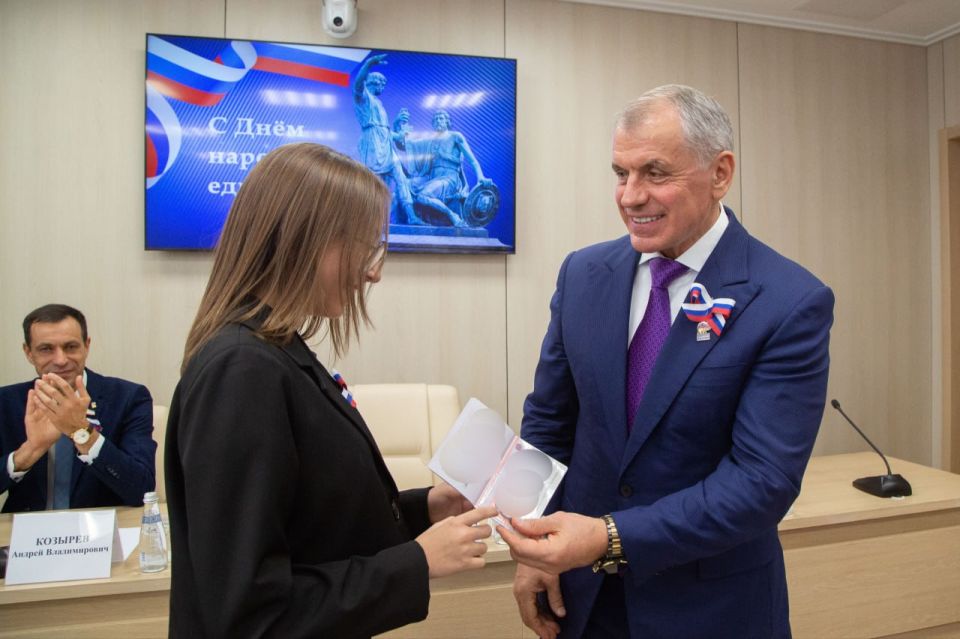 Крымчанам вручили награды в канун Дня народного единства Крымчанам вручили награды в канун Дня народного единства