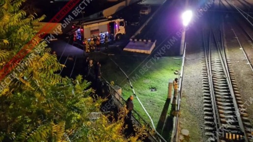 Фуру, рухнувшую с моста в Симферополе, спустили на ж/д пути